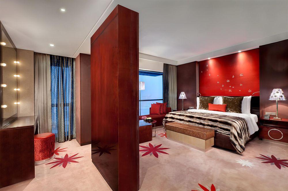 Le Meridien City Centre Bahrain Manama Exterior foto A bedroom at the hotel