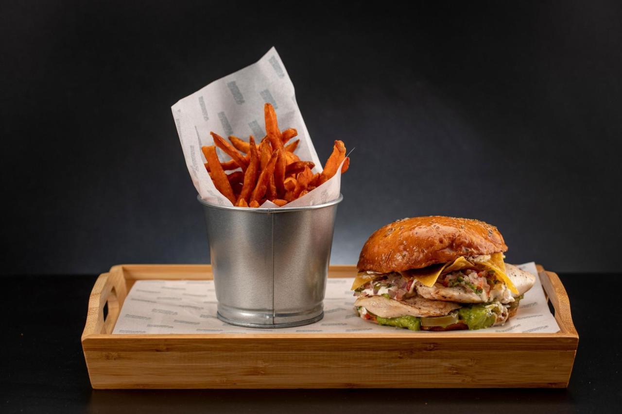Le Meridien City Centre Bahrain Manama Exterior foto A burger and fries