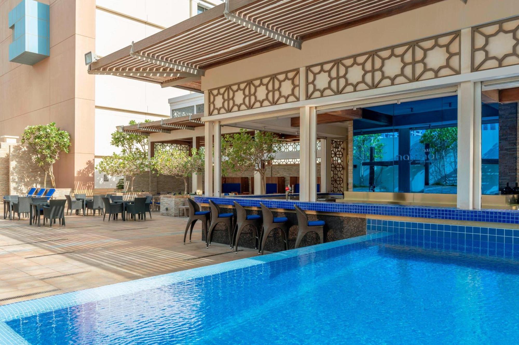 Le Meridien City Centre Bahrain Manama Exterior foto The pool at the hotel