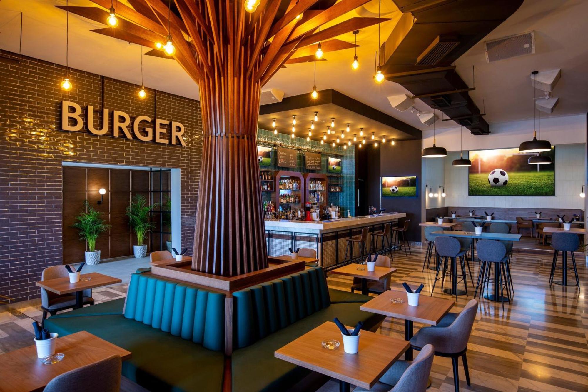 Le Meridien City Centre Bahrain Manama Exterior foto Burger restaurant in the airport