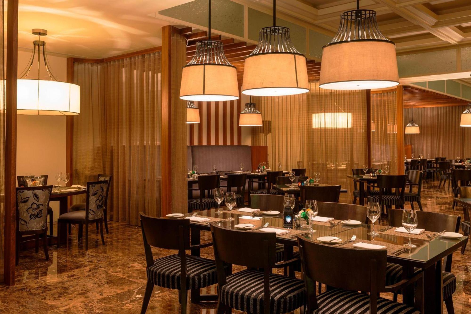 Le Meridien City Centre Bahrain Manama Exterior foto The interior of the restaurant