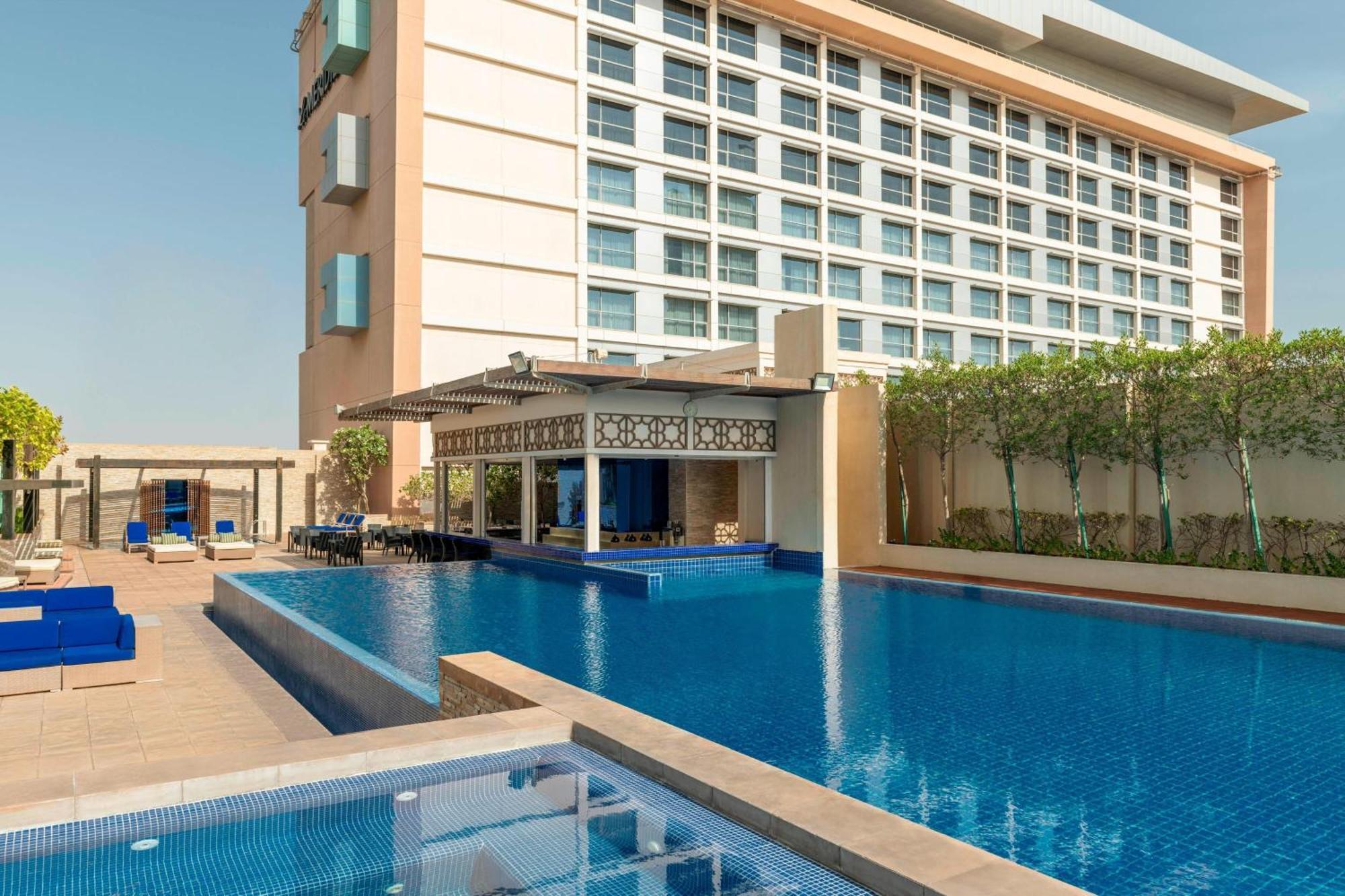 Le Meridien City Centre Bahrain Manama Exterior foto The swimming pool at the hotel
