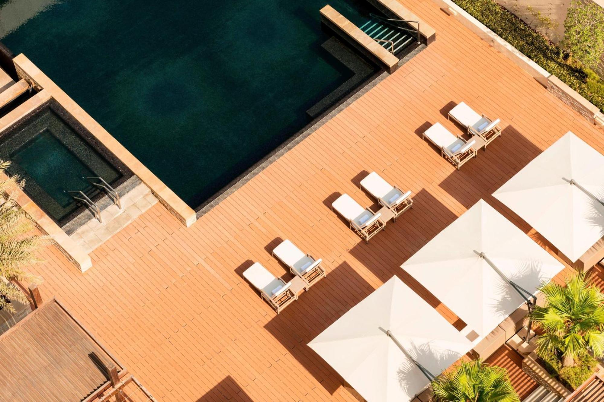 Le Meridien City Centre Bahrain Manama Exterior foto The pool at the hotel